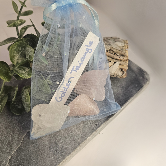 Gouden driehoek edelstenen in organza zakje